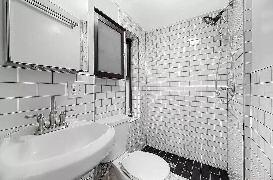 Building Photo - 207 Madison St