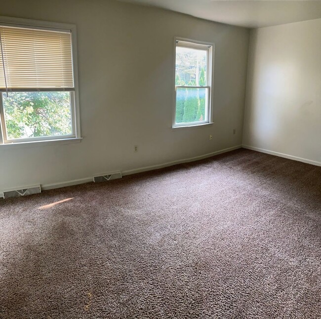 Building Photo - 607 Emerald Dr