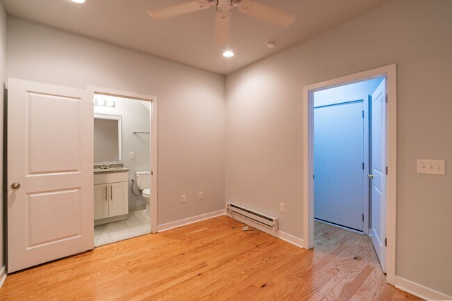 Building Photo - Five Bed Manayunk Apartment