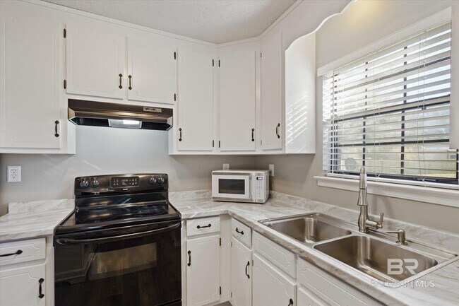 Building Photo - 10510 Gayfer Rd Ext