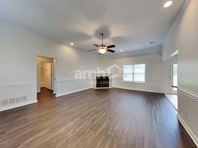 Building Photo - 8014 New Castle Cv