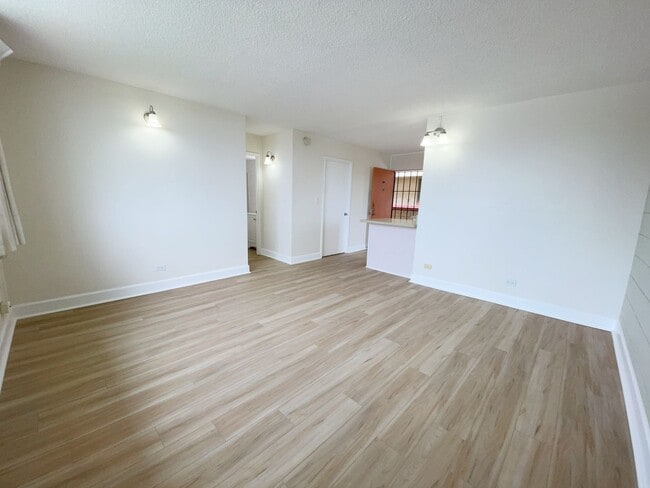 Building Photo - Nalanui Hale - 2 bed, 1 bath, 1 parking