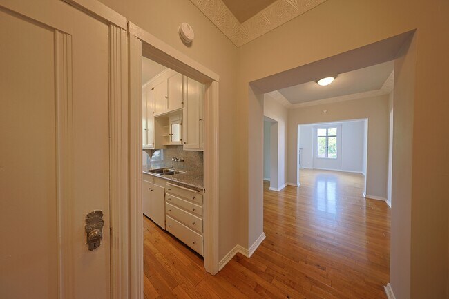 Building Photo - 1314 Hayworth Ave