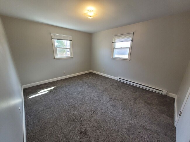 Building Photo - 3204-3206 Runway Ave