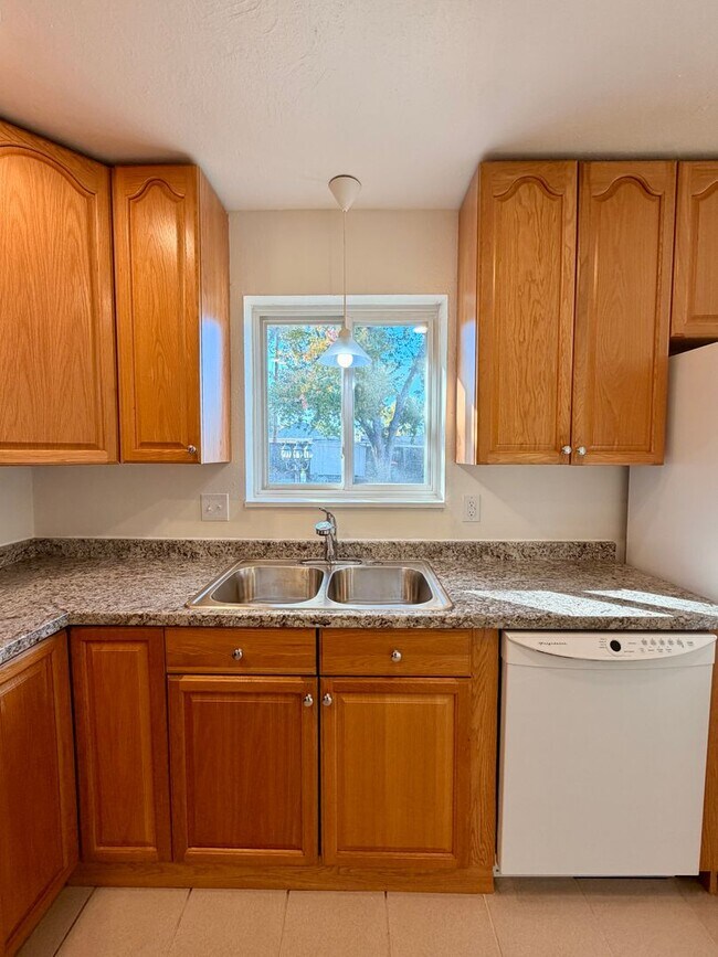 Building Photo - Lovely 5-bedroom, 2¾-bath home located in the heart of Old Town Firestone!