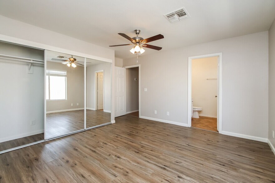 Building Photo - 986 S Wanda Dr