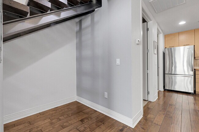 Building Photo - $2,395.00, Spacious Loft, 1.5 bath in Jeff...