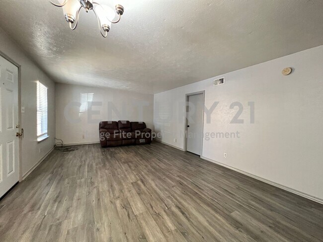 Building Photo - Spacious 2/1.5 Apartment in Denton Great for Roommates!