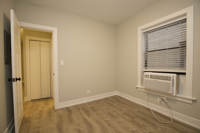 Building Photo - 716 W Brompton