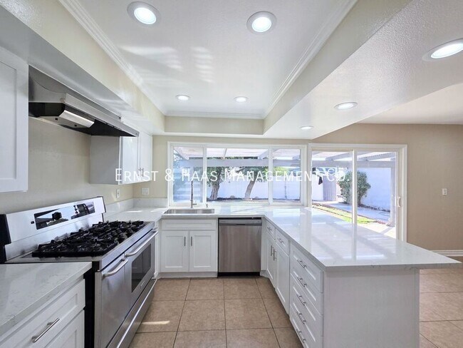 Building Photo - 926 E Bastanchury Rd