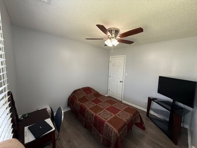 Building Photo - Rental Home Avail off of Gum Branch!