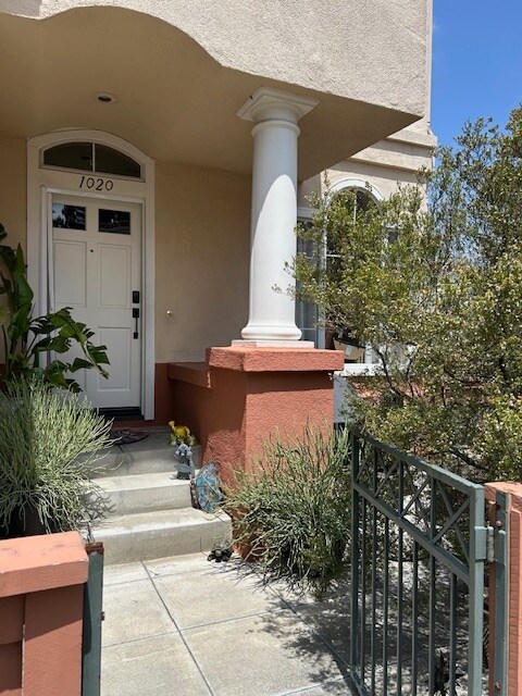 Building Photo - 1020 S San Marino Way