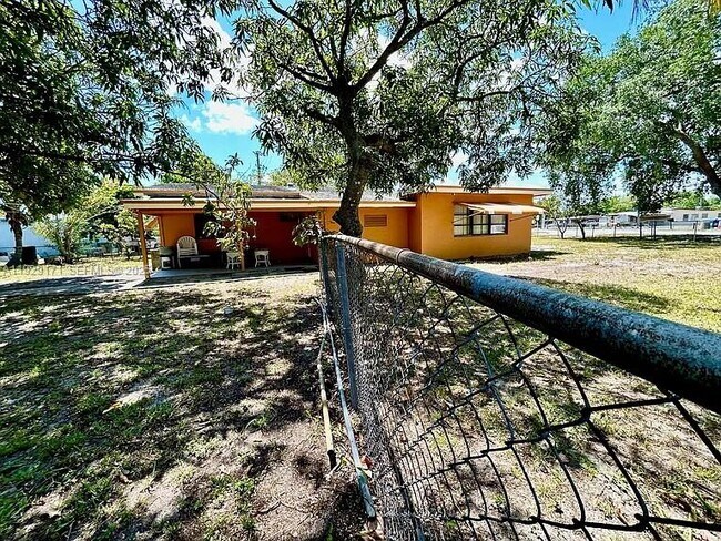 Building Photo - 1536 NW 15th Ave