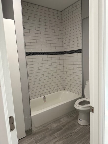 Building Photo - 2827 W 23rd St