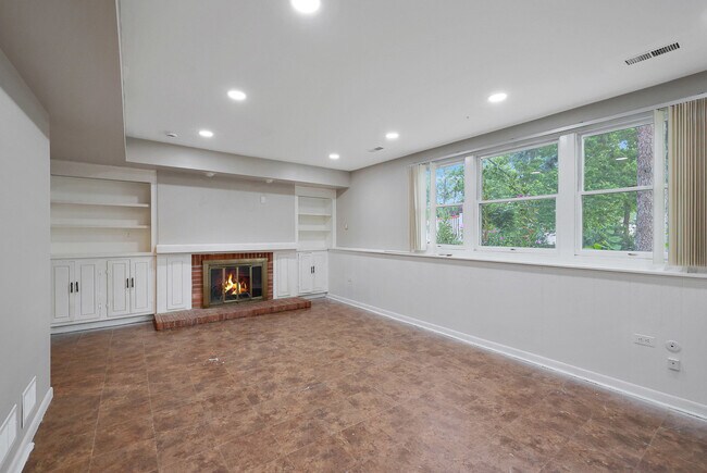 Building Photo - 1356 Larchmont Dr