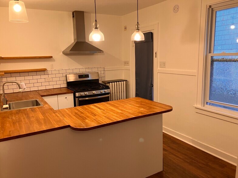Kitchen - 895 Mercer St