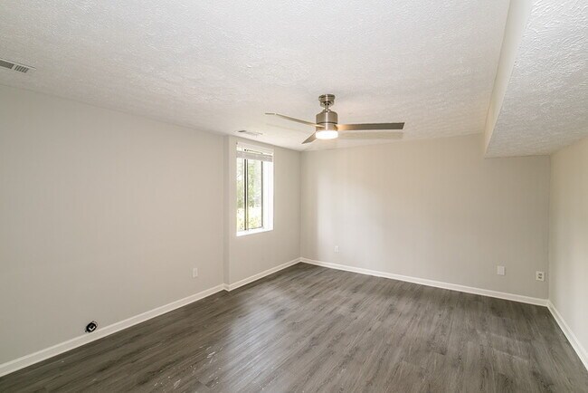 Building Photo - 3941 Kensington Dr