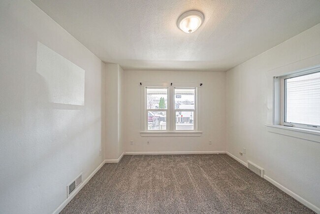 Building Photo - 3 bed 1 bath home recently renovated.