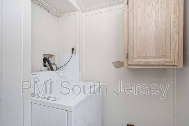 Building Photo - 121 Oak St