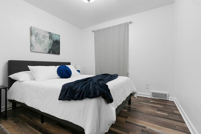 Building Photo - Flexible Furnished 2 BR  utilities included w/ garage