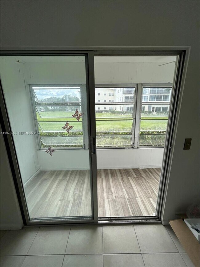 Building Photo - 550 Mansfield M