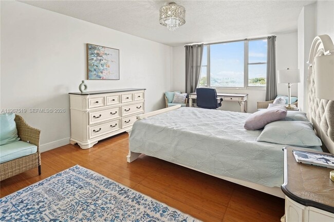 Building Photo - 4400 Hillcrest Dr