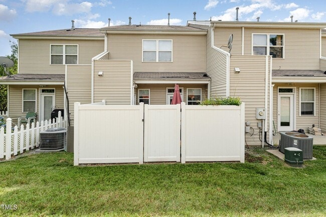 Building Photo - Beautifully Updated Townhome Near Historic Downtown Apex