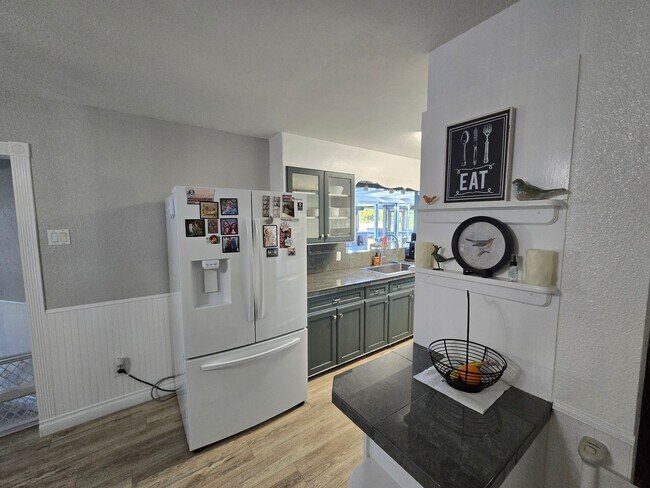 Building Photo - Stunning 4BR/2BA Fortuna home in quiet nei...