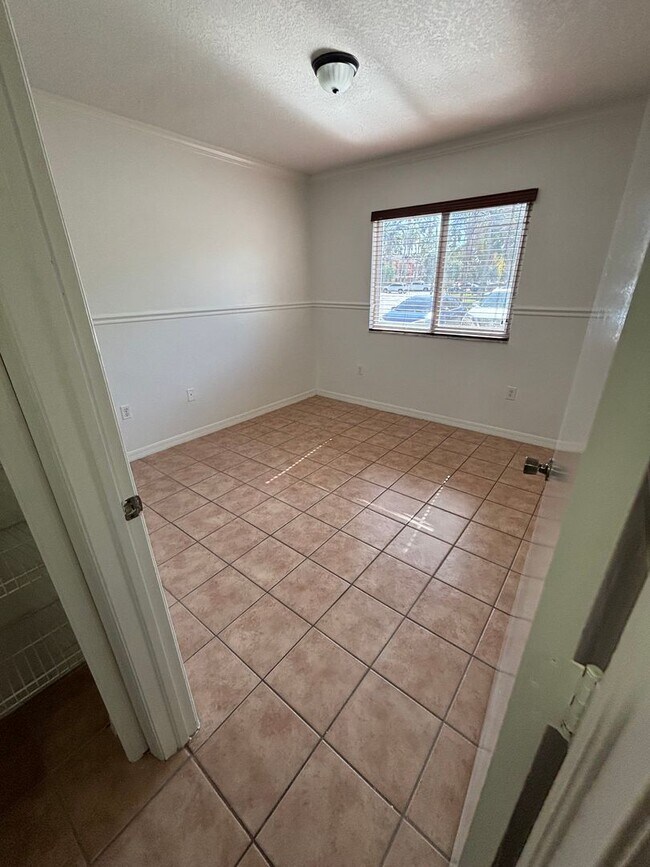 Building Photo - Beautiful 2/2 First-Floor Condo with Lake View in Homestead FREE APPLICATICATION FEE.