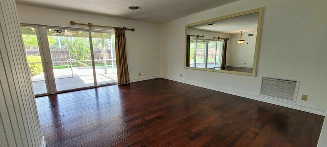 Building Photo - 949 W Royal Palm Rd