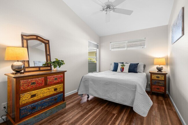 Building Photo - Furnished Home Close to Town