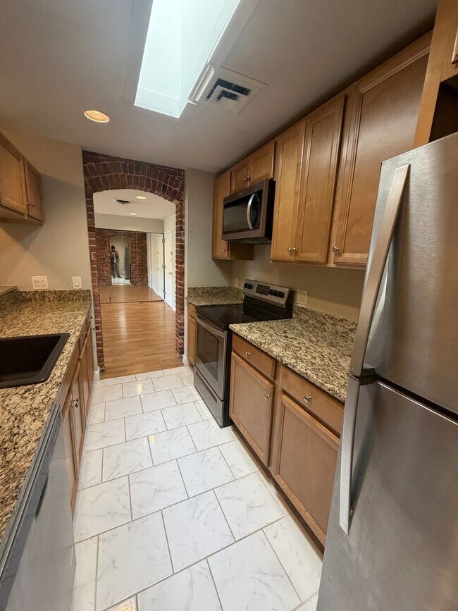 Building Photo - 102 Church St