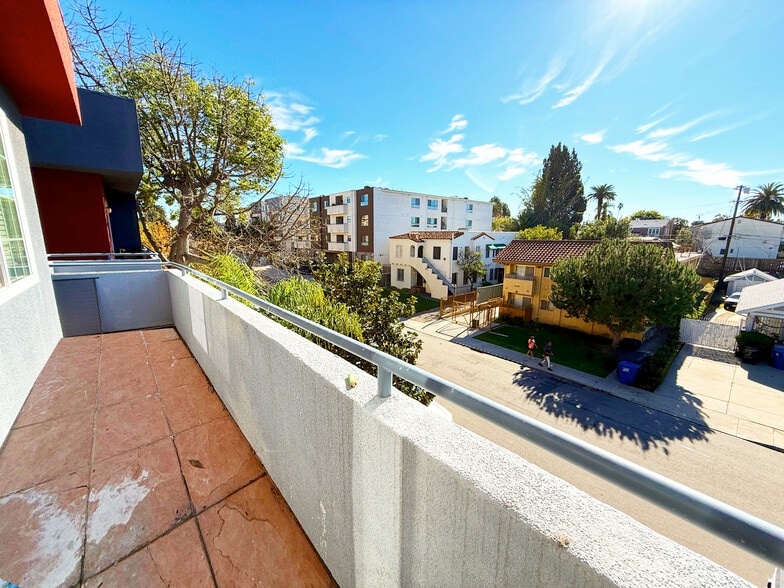 Building Photo - 5051 Rosewood Ave