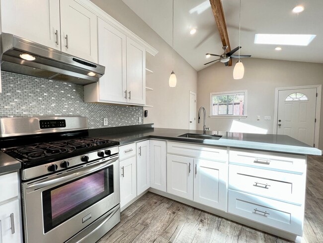 Building Photo - Stunning 1-Bed, 1-Bath with Private Entrance/Parking - UTILITIES INCLUDED!