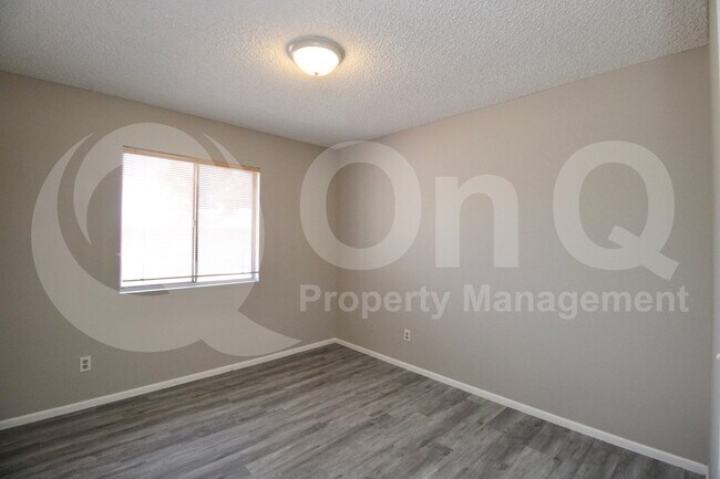 Building Photo - 713 W Mesquite St