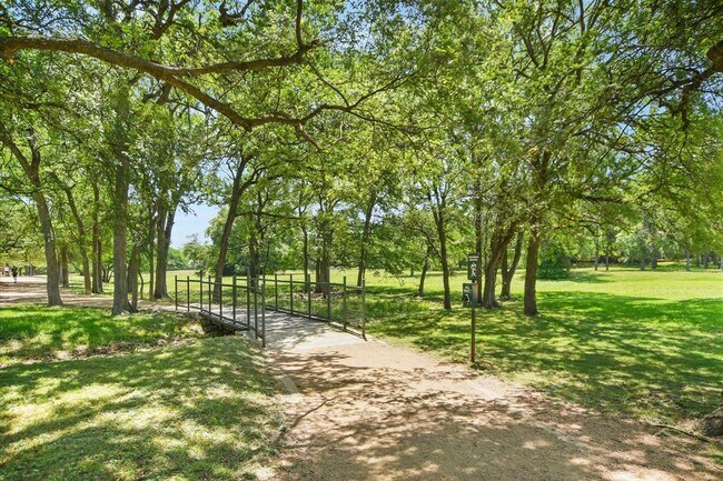 Building Photo - 6808 Luckenbach Ln