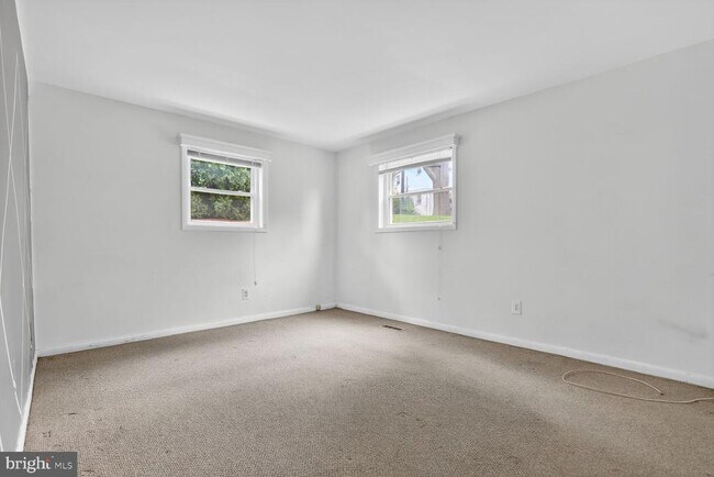 Building Photo - 5 Warren Lodge Ct