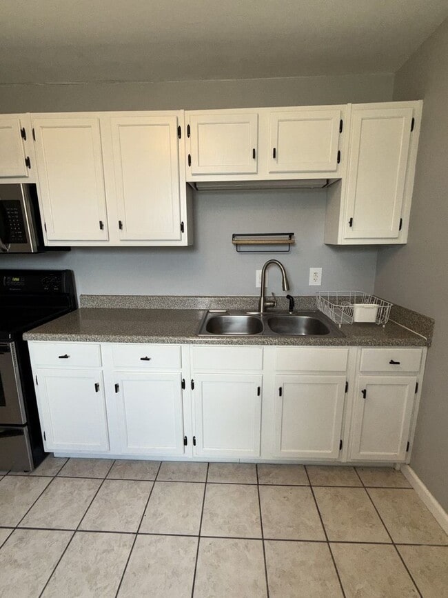 Building Photo - Charming 2 Bedroom, 1 Bath house in the he...