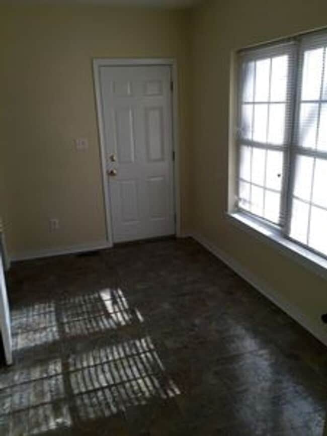 Building Photo - 3 bed 2 bath house. Laundry, all electric,...