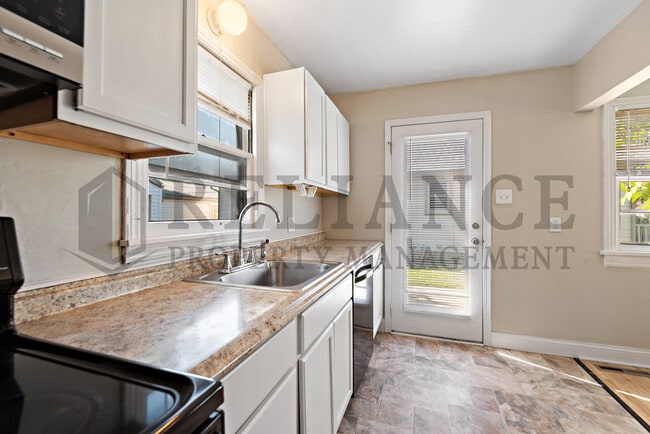 Building Photo - 1430 S Martinson St