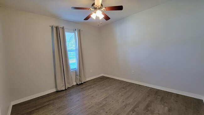 Building Photo - 1223 Redwood Ln