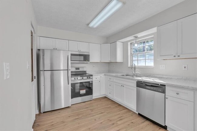 Building Photo - 2613 Stratford Ln