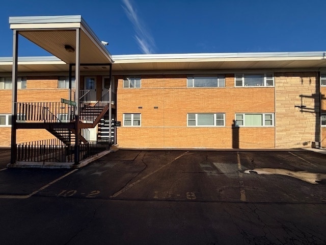 Building Photo - 10 Garden Dr