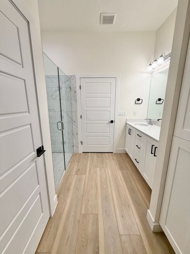 Building Photo - Beautiful 3 Bed Home!