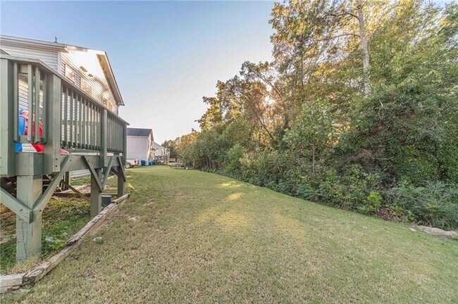 Building Photo - 583 Embassy Walk