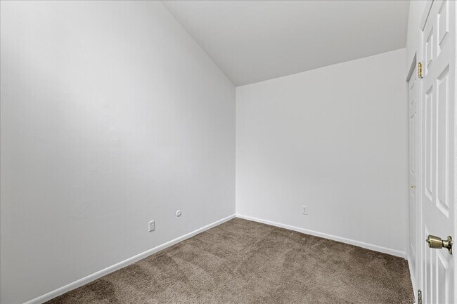 Building Photo - 703 Camelback Ct