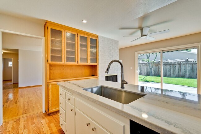 Building Photo - Welcome Home to Beautiful Cambrian Park Ne...