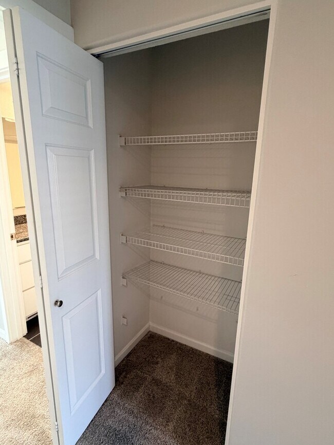 Building Photo - Beautiful Home in FABULOUS Location - Min ...