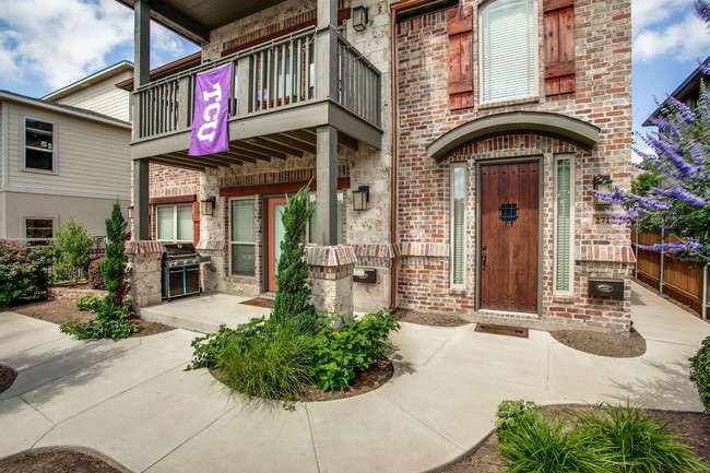 Building Photo - 2714 Merida Ave