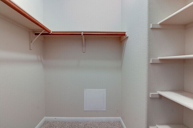Building Photo - Immaculately Maintained 2/2.5 Townhome In ...
